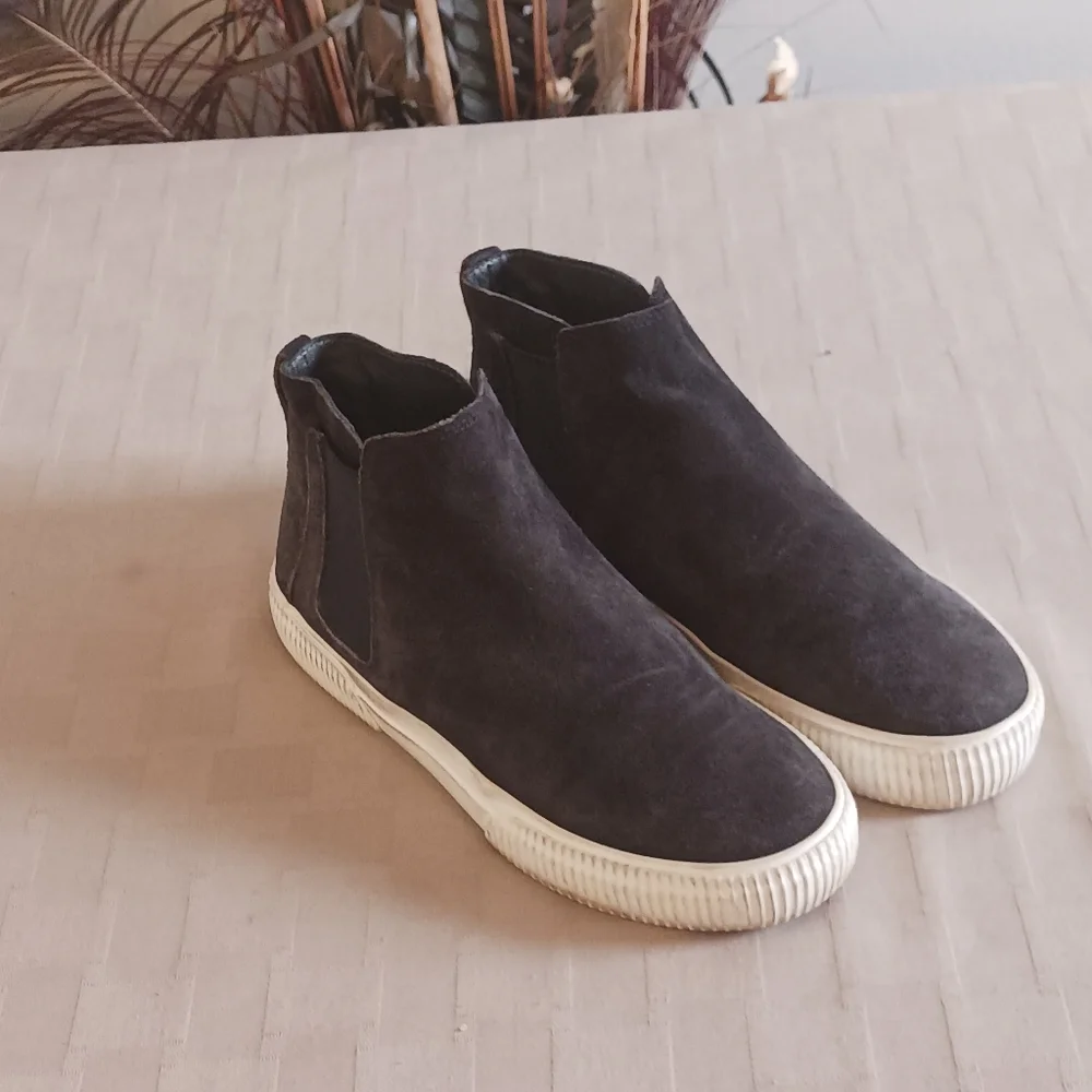 Vince suede upper